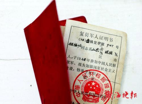 回顾:五年花光千万遗产,富二代成流浪汉的郑六三,终日与狗为伴